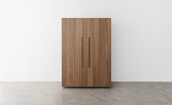 Der zweitürige Werkschrank aus hochwertigem Holz als kompaktes  Designelement
