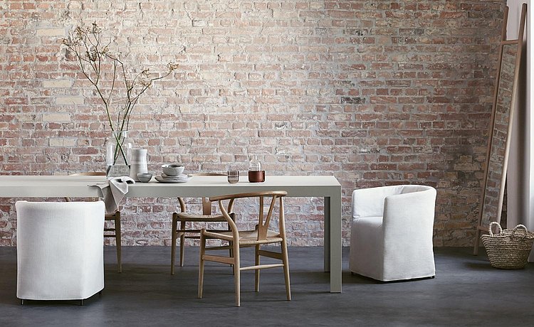 The solid dining table in white gives structure to the room
