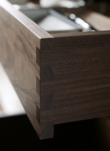 Illustration du savoir-faire artisanal: tiroir en bois avec liaisons par entures d'une finition parfaite